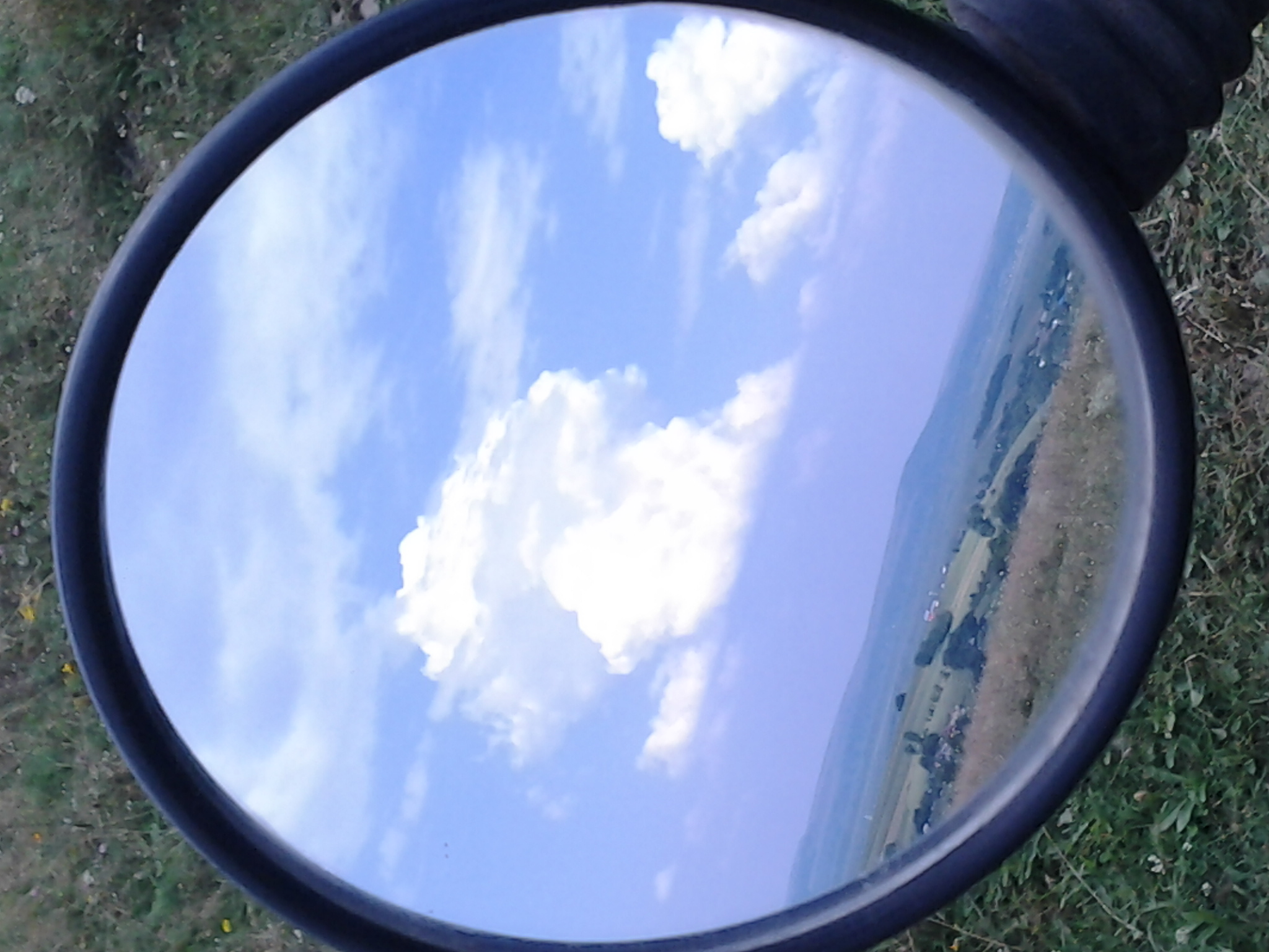 cerul se reflecta in oglinda